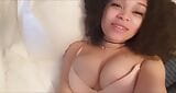Sexy tienermeisje toont haar grote borsten snapshot 9