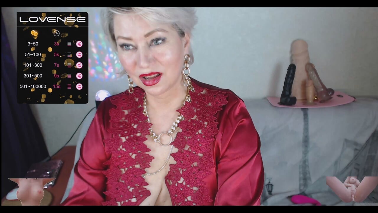 Peituda sexy gordinha milf brinca com seus peitos e buceta .!. ))