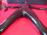 Latex-Puppe, Catsuit-Masturbation snapshot 2