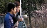 Zwei chinesische Jungen, die gute Zeit haben snapshot 18