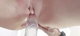 Masturbazione con il dildo trasparente - Figa stretta di ragazza snapshot 4
