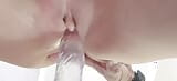 Masturbation avec un gode transparent - chatte d’adolescente étroite snapshot 4