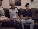 Marco und seine Freunde spielen Videospiele, aber er will es sein snapshot 2