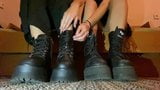 Dos chicas se quitan los zapatos, huelen los calcetines y muestran las suelas snapshot 1