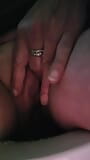 Une MILF solitaire pisse snapshot 9