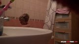 Hete babe wordt opgenomen tijdens het douchen snapshot 3