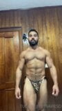 Peloso bodybuilder spogliarello e sega snapshot 1