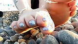 Voetfetisj van meesteres Lara op het strand - perfecte tenen in sieraden snapshot 1