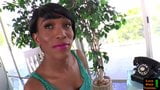 Симпатичная чернокожая транссексуалка снимает ее жесткий член snapshot 3