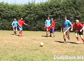 Pemain bola sepak gay miang dikongkek keras selepas permainan ...
