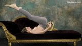 Ginnastica nuda super calda con Klara Lookova snapshot 6