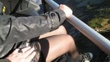 Toccandosi le tette e le gambe in calze sulla funivia snapshot 2