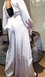 Hot crossdresser är underbar vit satin jumpsuit snapshot 3