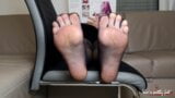 Meia-calça preta posando - os pés bonitos de Viv snapshot 15
