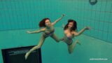 Katka y Kristy bajo el agua - chicas calientes snapshot 1