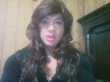 Brunette ladyboy trekt zich af snapshot 3