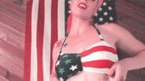 American Woman - tätowiertes Musikvideo, Retro Rothaarige neckt snapshot 5