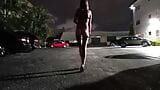 Jonge stripperkat met lange benen loopt naakt op hoge hakken over straat! snapshot 1