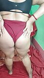 In rood panty bhabi ziet er geweldig uit en toont je haar spuit snapshot 4