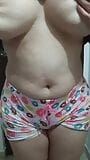 Une rockeuse adolescente joue avec ses gros seins snapshot 6