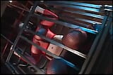 Gianna Michaels lutscht schwanz aus einem Cage und hat die art von riesigen hupen, die jeder mann gerne streicheln würde snapshot 2