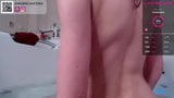 Blondine masturbiert in der Badewanne snapshot 24