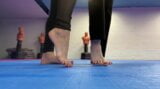 Deux filles montrent leurs pieds sur un tatami snapshot 3