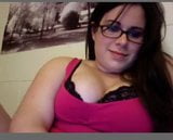 Bruna paffuta con grandi tette in webcam snapshot 4