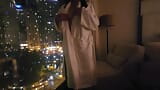 chica se masturba en público en la ventana del hotel snapshot 1