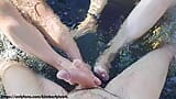 Trio dans la baignoire dans la nature, footjob de rêve et éjaculation sur les pieds de ma demi-sœur mouillée 4k snapshot 16