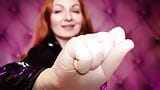 Asmr: rękawiczki lateksowe brzmiące fetysz medyczny - mamuśka w czarnym błyszczącym ubraniu z PVC (arya grander) snapshot 3