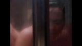 Kim Cattrall di atas adegan mandi yang mencurigakan snapshot 3
