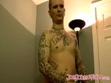 Une amatrice tatouée se fait sucer habilement par un gay mature amateur de sperme snapshot 3