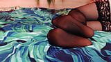Sexy milf prende in giro con le gambe in calze di nylon nere e anche a piedi nudi: video di feticismo del piede con Arya Grand snapshot 8