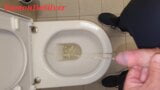 Meester Ramon pist in het toilet in een hete gouden satijnen korte broek, lik hem schoon slaaf! snapshot 3