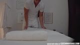 Une ado incroyable se fait baiser dans une salle de massage snapshot 2