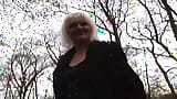 Uma velha senhora alemã tem a boca cheia snapshot 3