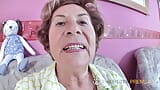 Abuela cachonda digitación y frotando su coño peludo - parte 1 snapshot 3