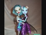 Éjacs faciales avec une poupée Monster High snapshot 9