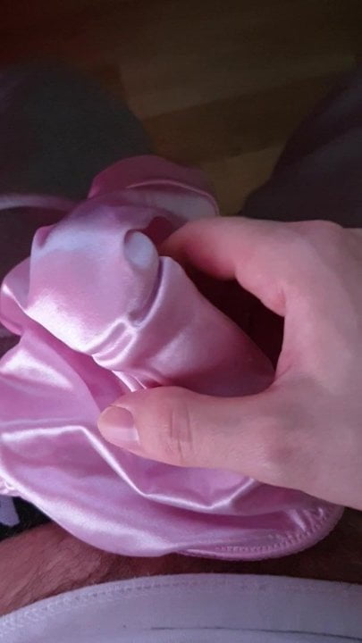 Vuốt ve quần lót sa tanh của vợ tôi