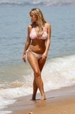 Chloe Meadows - bikini op een strand in Portugal snapshot 1
