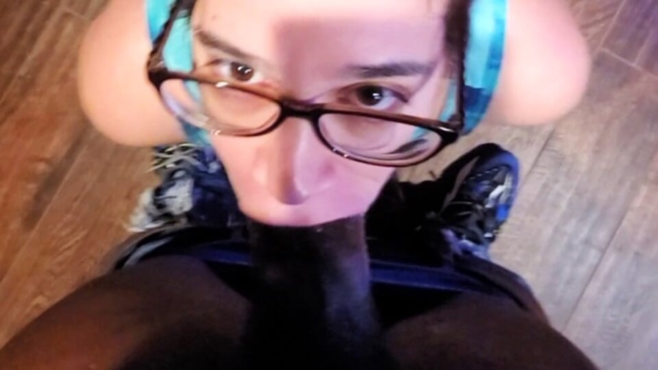 Branca puta esposa fazendo o que ela ama melhor chupando grande pau preto bbc