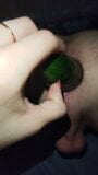 Une maîtresse baise le cul d'un mec avec un gros concombre snapshot 3