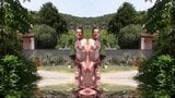 La Lope Nue Se Ded Double Dans Son Jardin snapshot 3