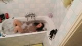 Un papa met une caméra dans la salle de bain d'une adolescente mince, partie 1, HD snapshot 15