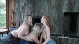 Lesbian seksi bertiga di hideaway gunung yang indah! snapshot 5