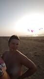 Un couple chaud sur une plage de nudistes aime se branler à l'air marin. snapshot 4
