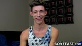 Tatuado cachondo twink blake mast masturbando su gran polla para cum snapshot 3