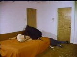 Kasut tumit bertumit dan nilon hitam (1967) snapshot 22
