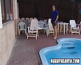 Ayah kontol besar tanpa malu-malu menyetubuhi gadis di pantat di tepi kolam renang hotel snapshot 4